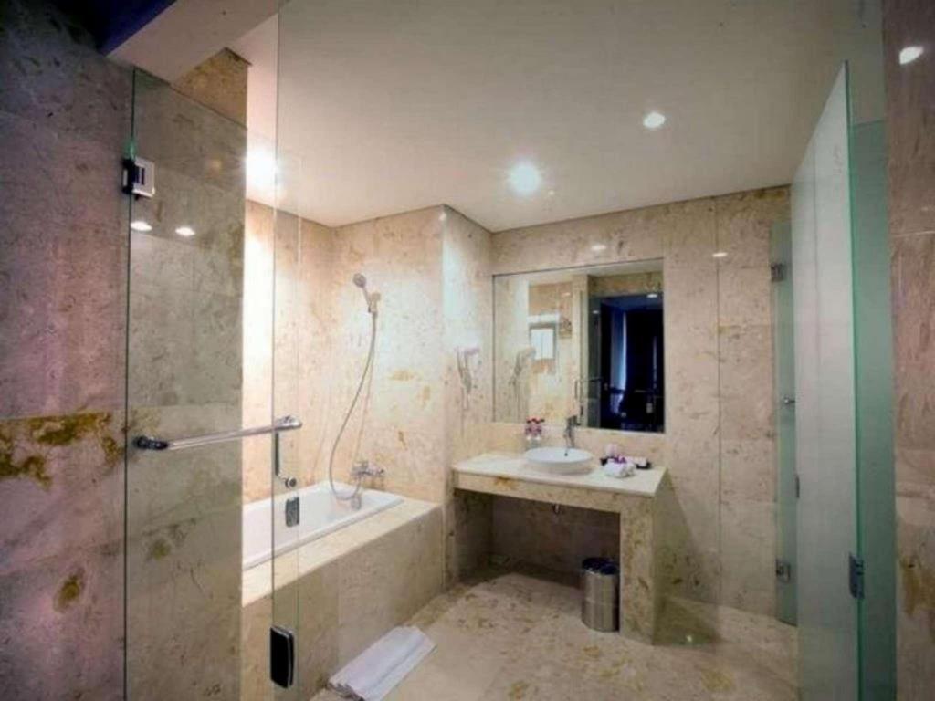 Claro Hotel Kendari Exteriör bild
