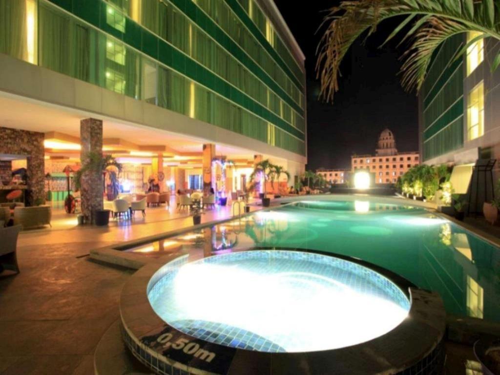 Claro Hotel Kendari Exteriör bild