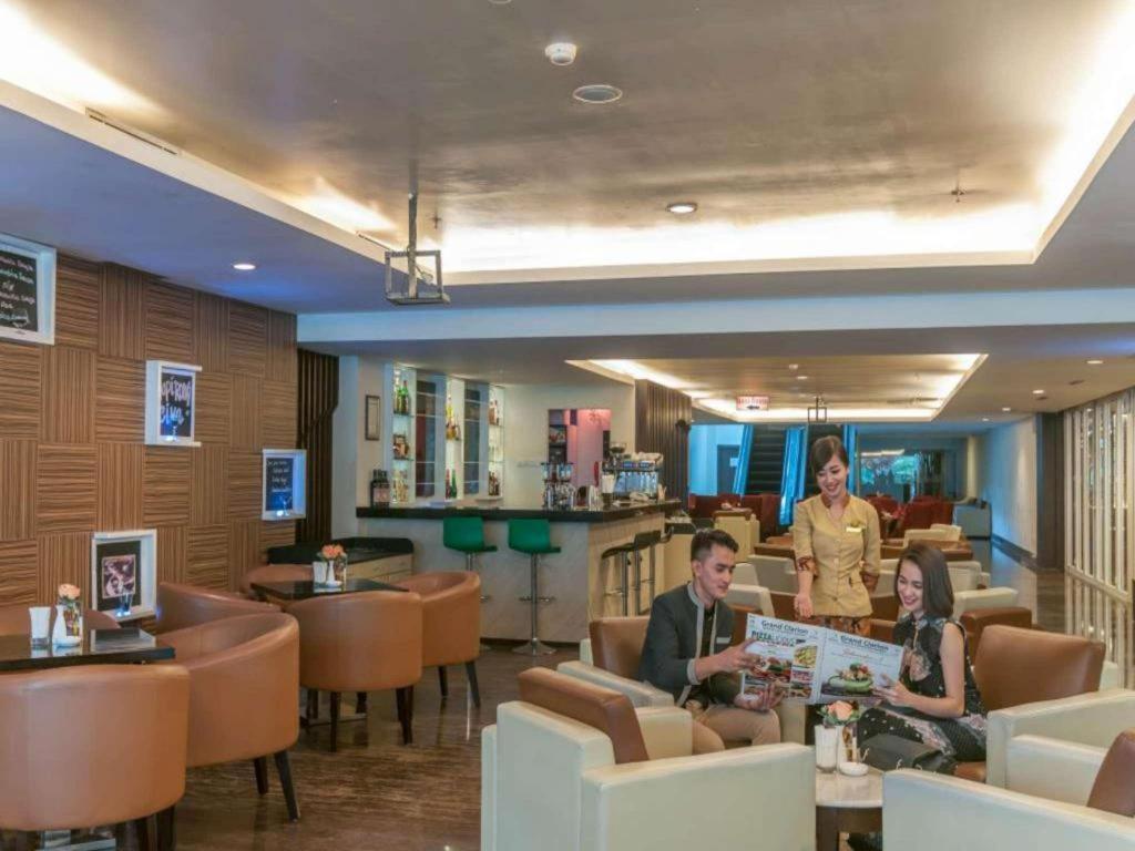 Claro Hotel Kendari Exteriör bild