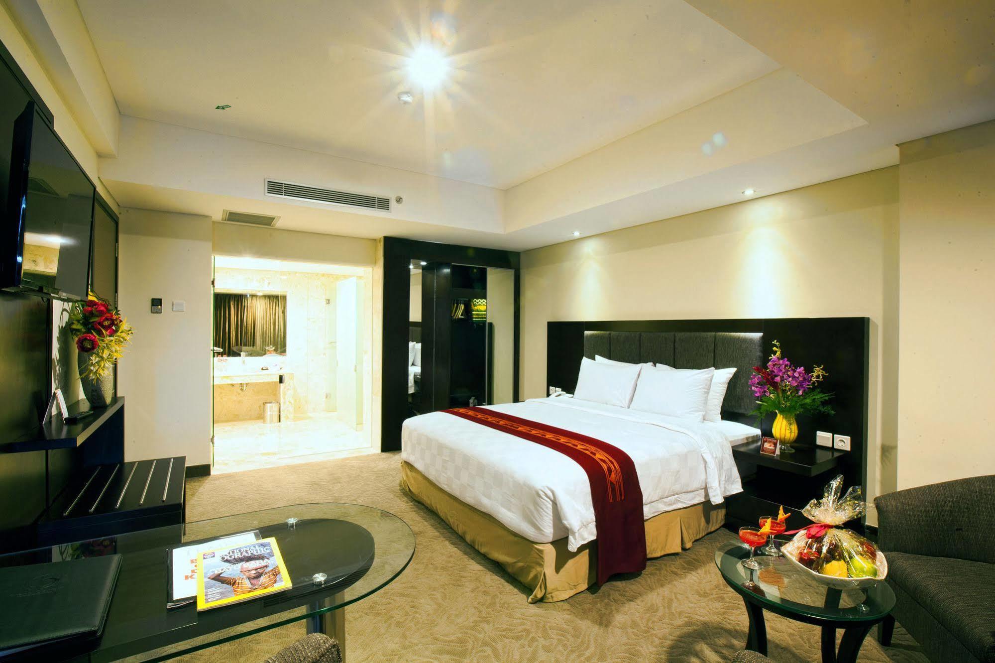 Claro Hotel Kendari Exteriör bild