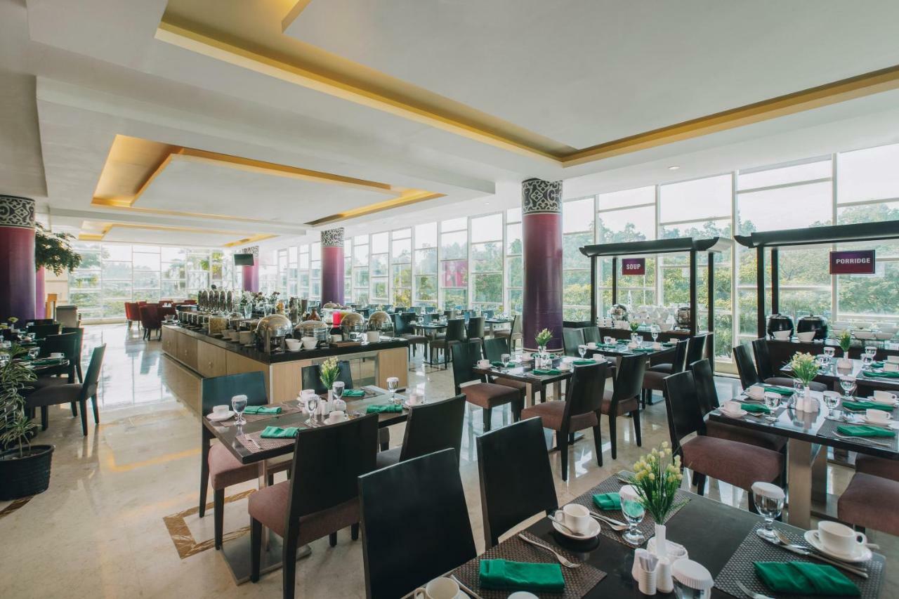 Claro Hotel Kendari Exteriör bild